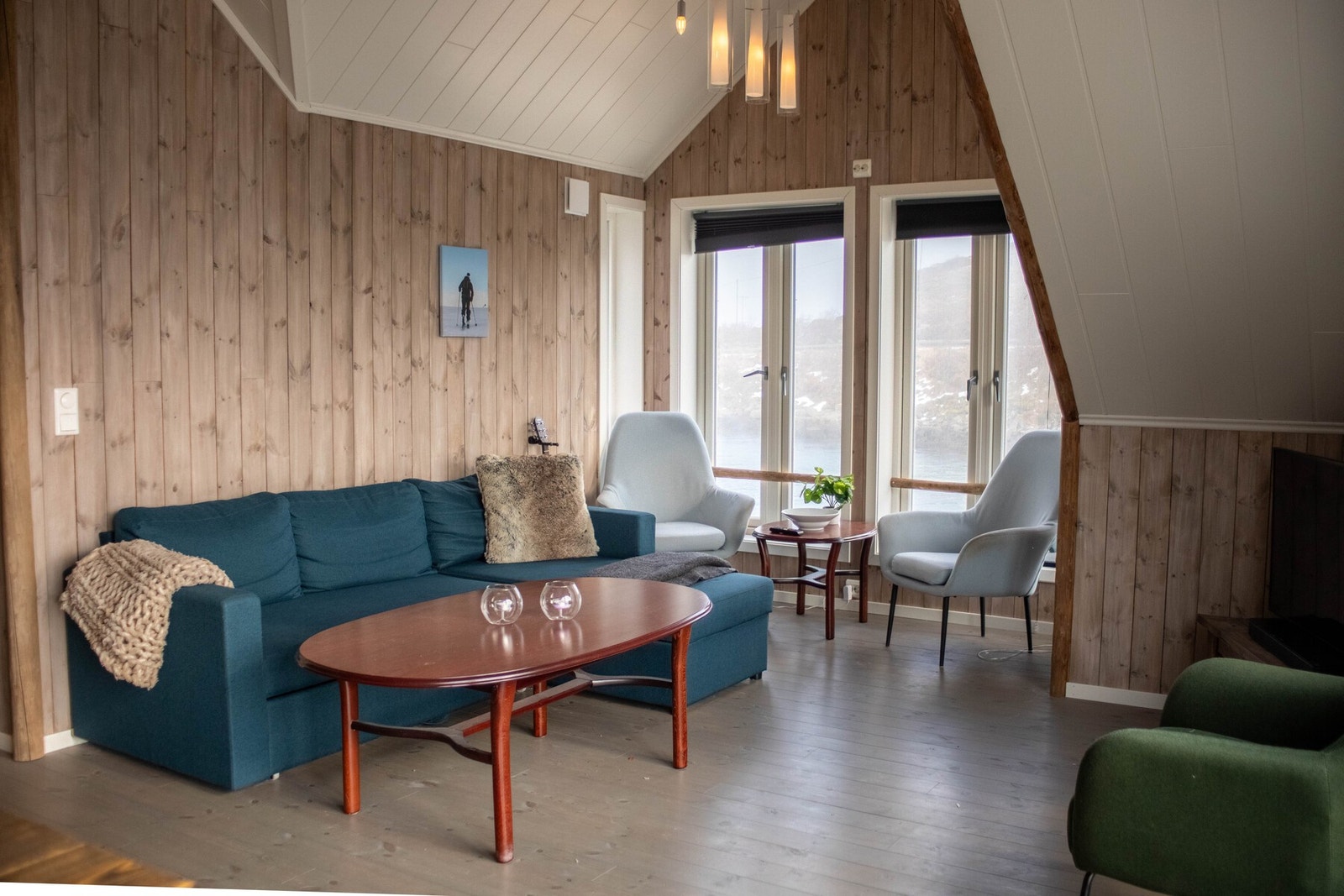 Inn i stuen og du møter nye pene overflater, store flotte vindusflater, god takhøyde og en effektiv romløsning. Galleribilde