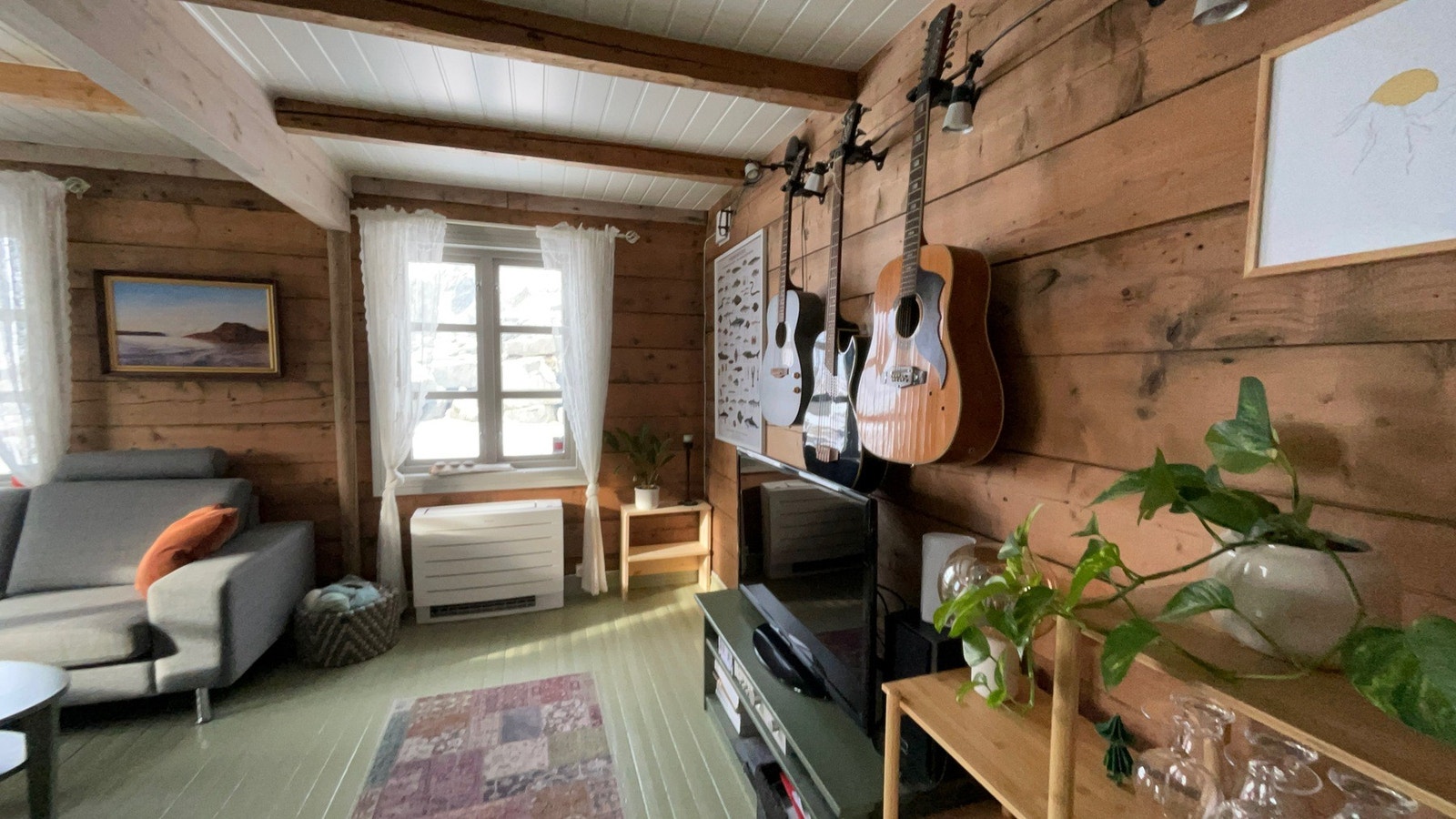 Stuen ligger praktisk tilknyttet og gir deg gode muligheter til å møblere etter ønske. Galleribilde