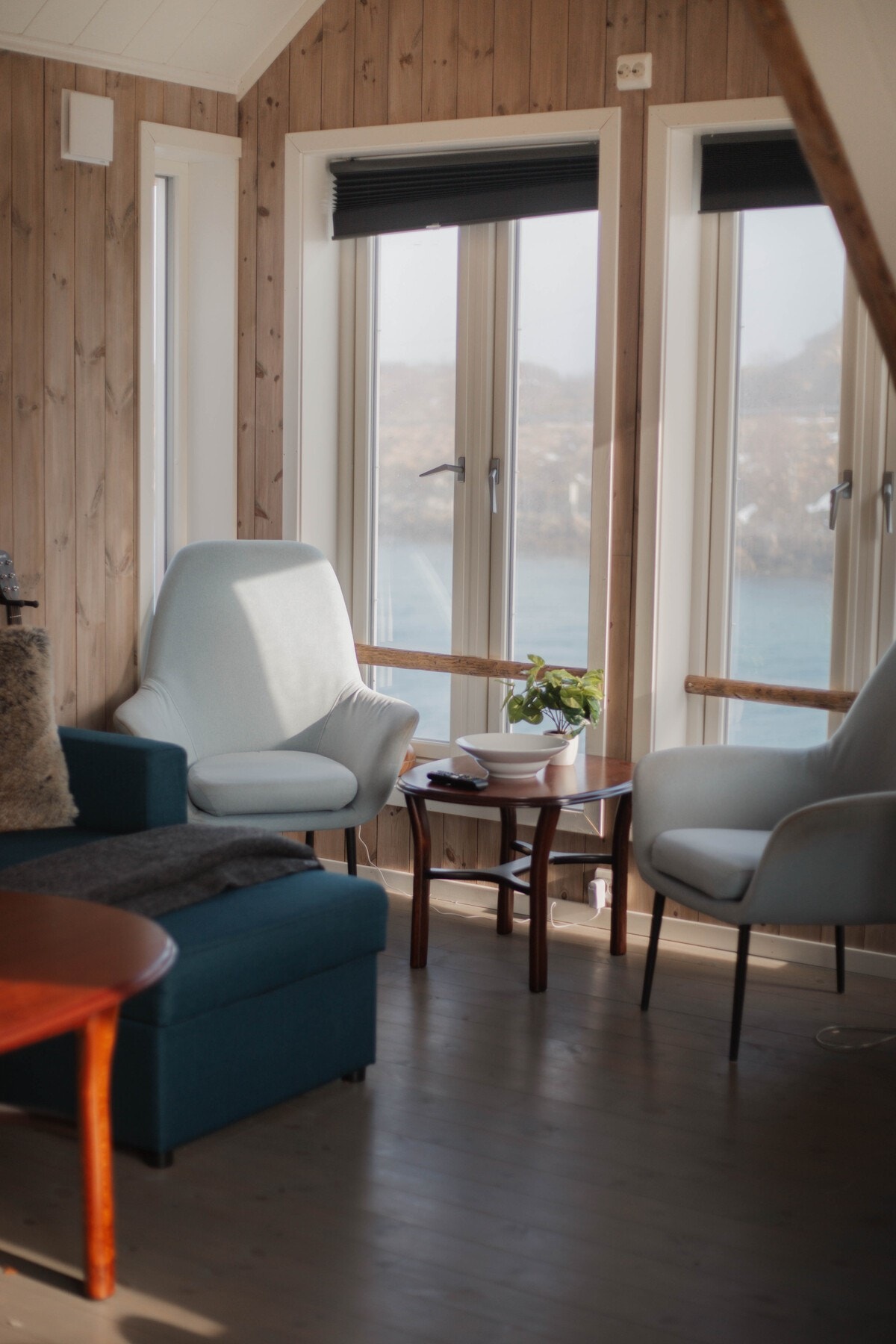 De lekre vinduene danner en fin sone og en luftig stemning i rommet. Galleribilde