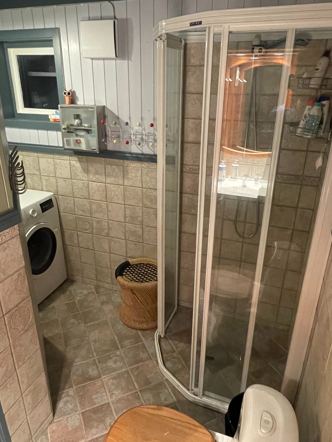Badet har fliser på gulv med varmekabler. Veggene er fliser til brysthøyde med panel på resterende av overflaten. Galleribilde