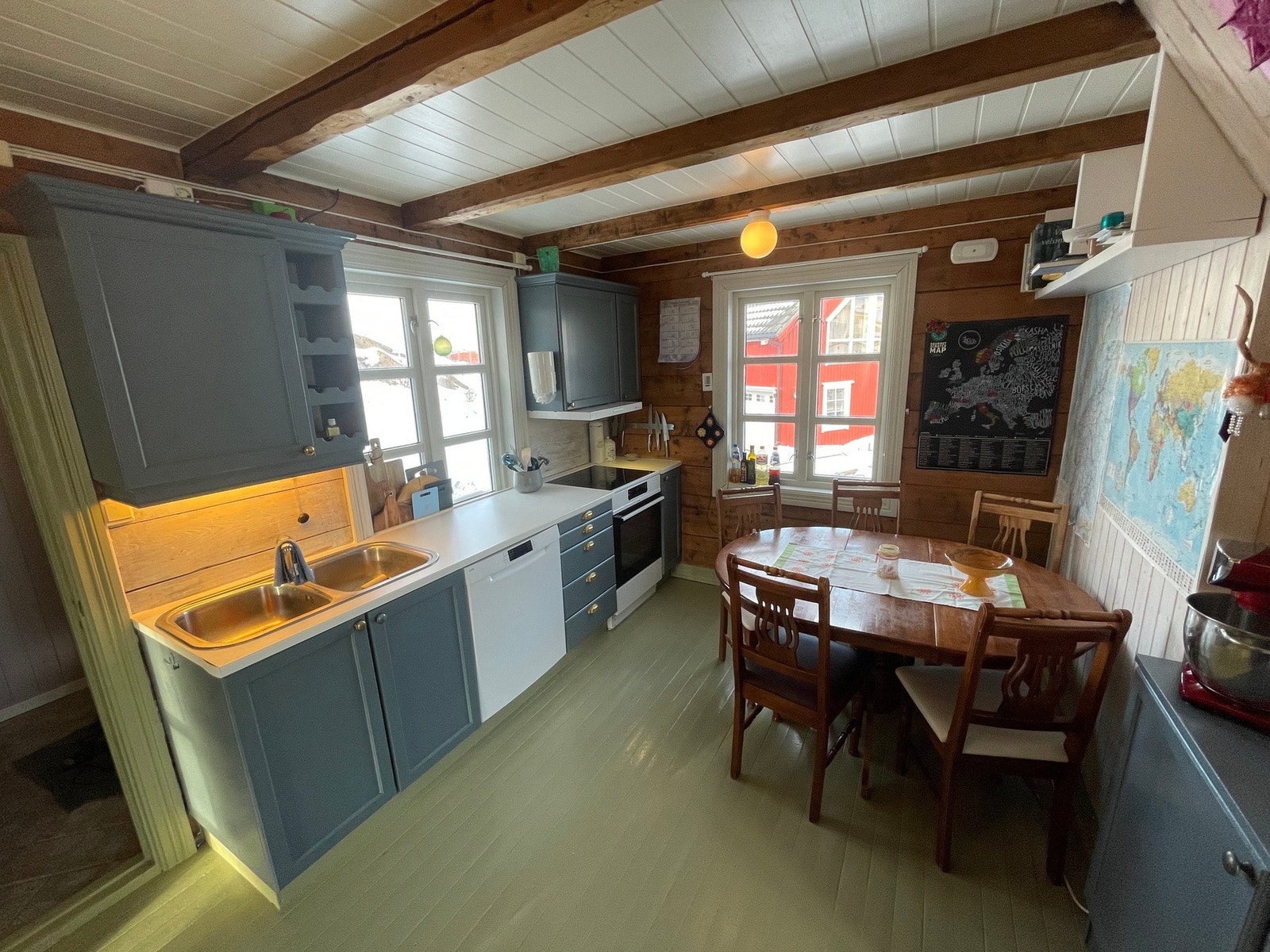 Kjøkkenet er modernisert, men rommet har likevel ivaretatt den originale sjarmen. Galleribilde