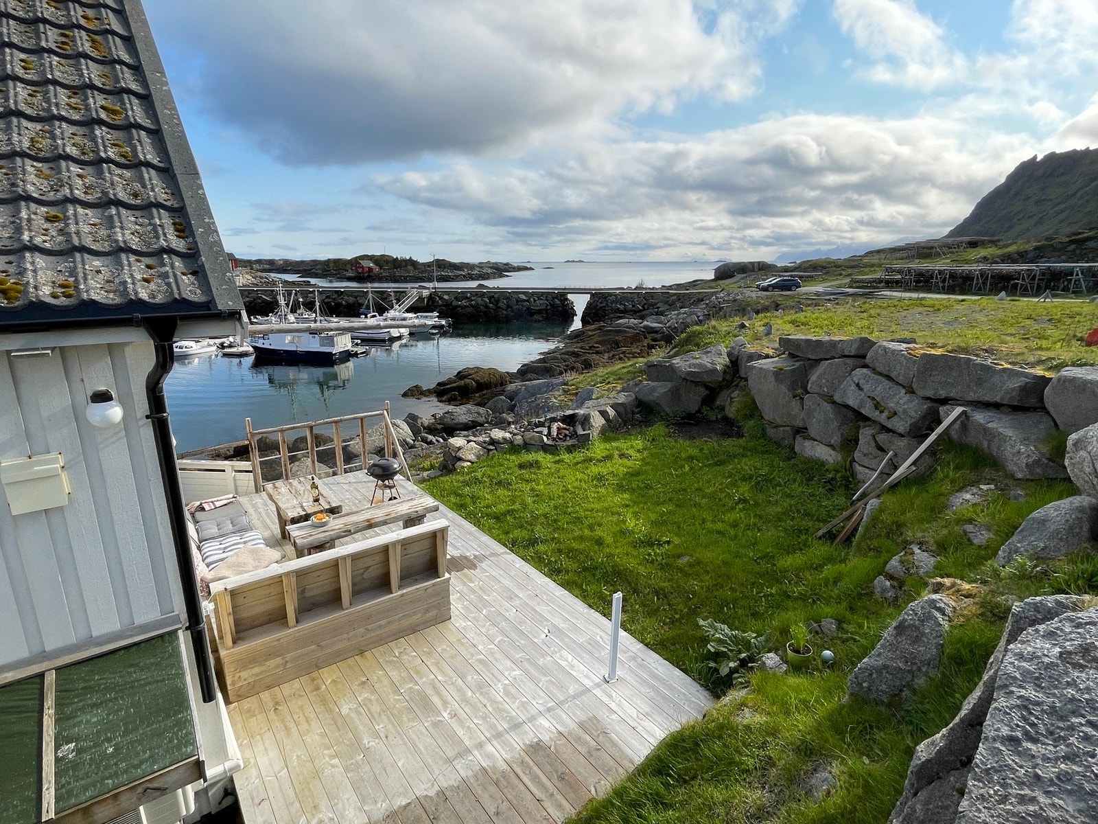 Flotte uteområder som inkluderer alt fra terrasse, hage og fjærsteiner langs havkanten! Galleribilde