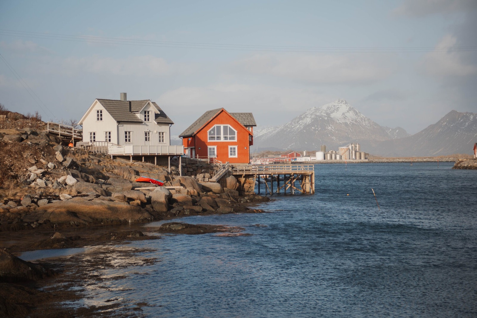 Med egen kai, flotte uteområder og omringet av vakker, barsk natur! Terrasse- og kaiareal utgjør hele 144 kvadratmeter! Galleribilde