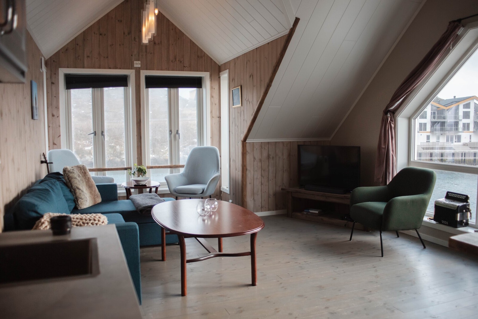 Vinduene byr på en fantastisk utsikt av hav, fjell og fjærsteiner. Galleribilde