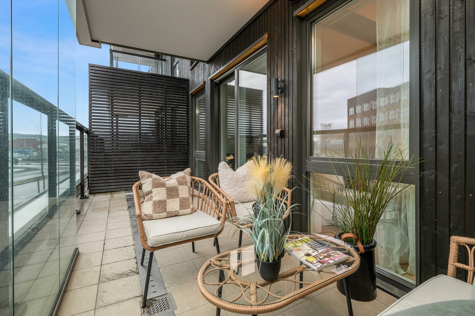 Balkongen er solvendt, og måler hele 14,4m². Videre er balkongen takoverbygd og flislagt dekke. Galleribilde
