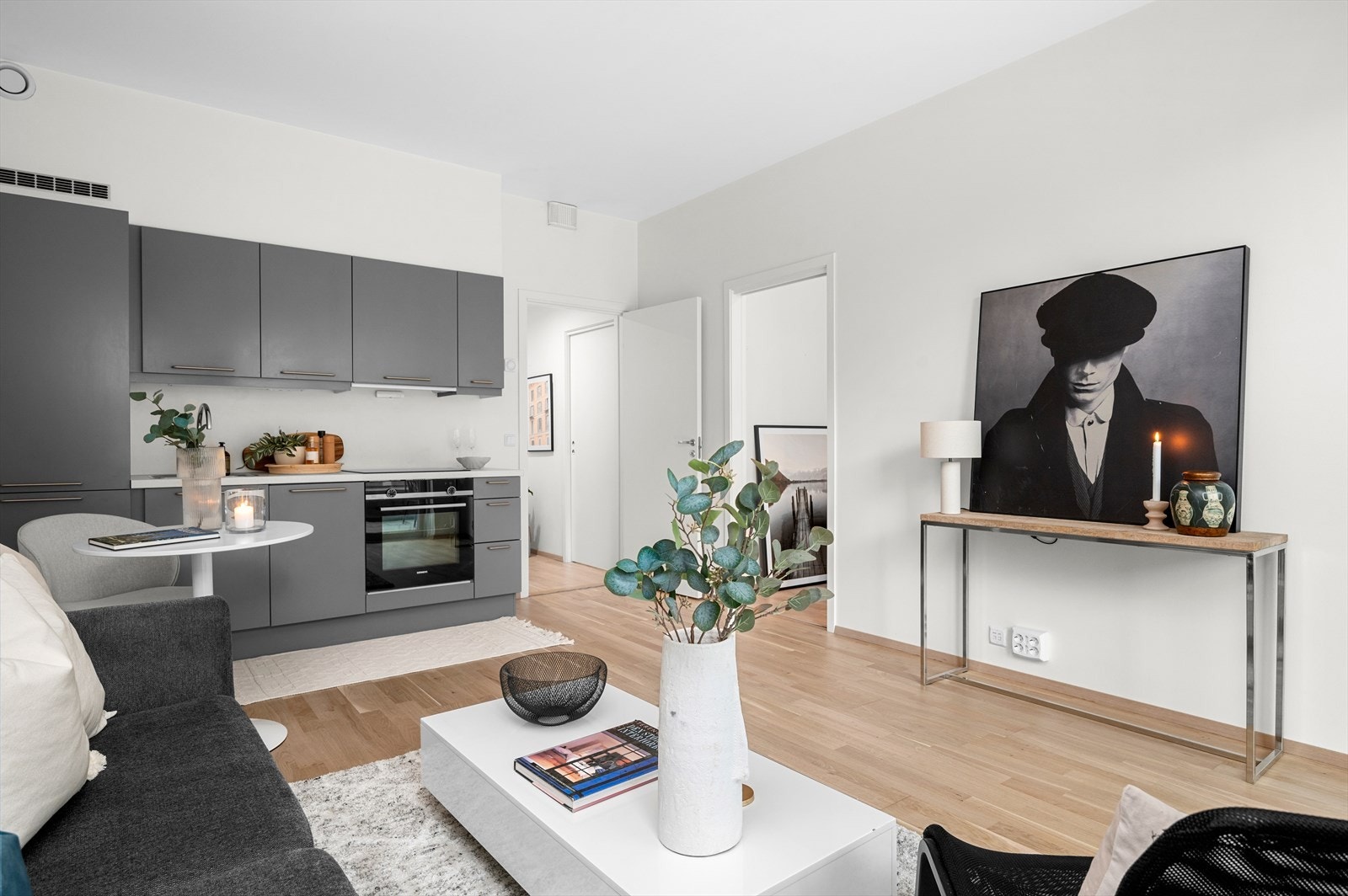 Bygget er fra 2021 og leiligheten er vurdert til gjennomgående TG0 av takstmann. Parketten ble slipt i 2025. Galleribilde