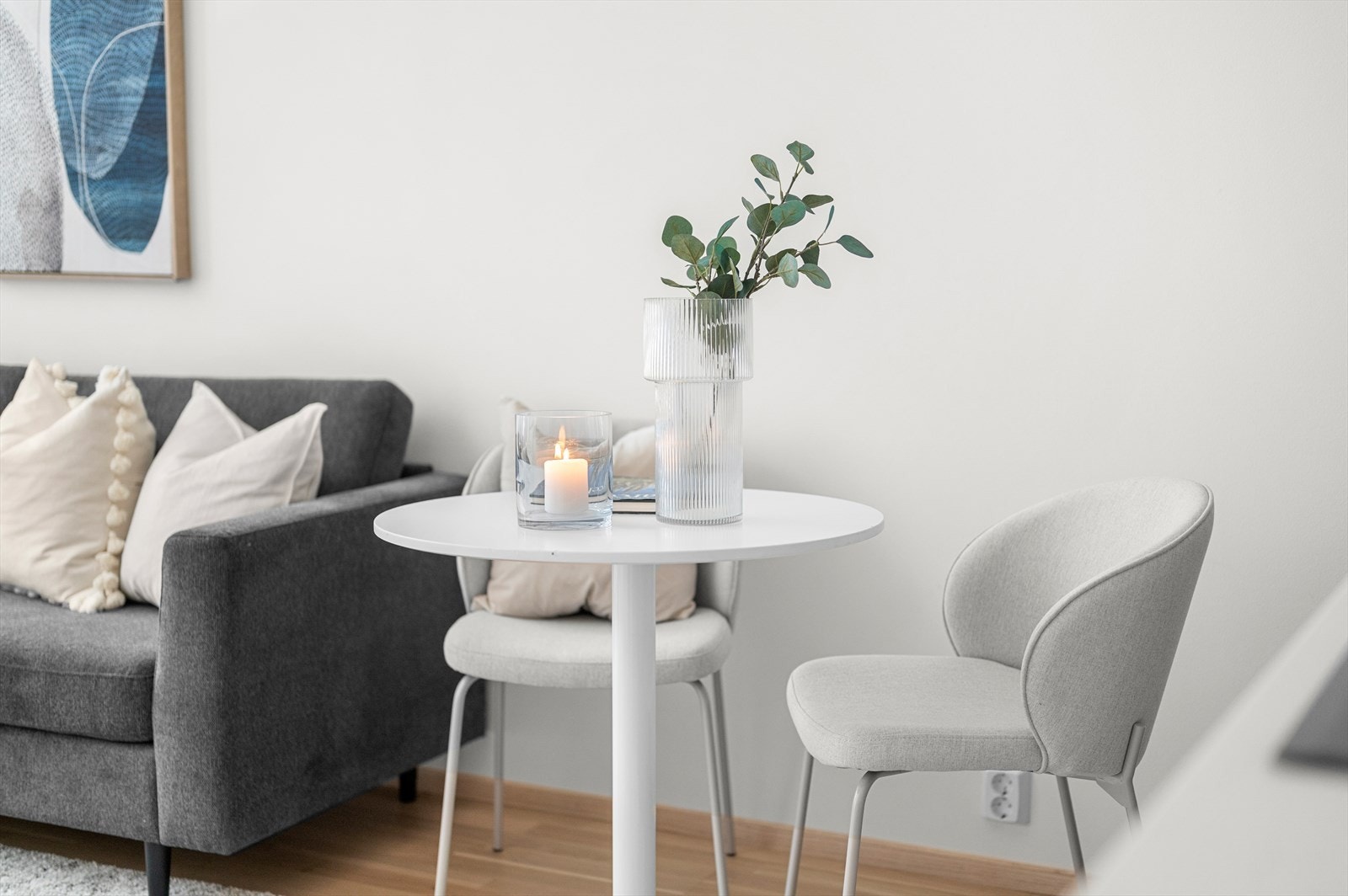Stuen måler 18,1m². Her er det plass til både sofagruppe og spiseseksjon. Galleribilde