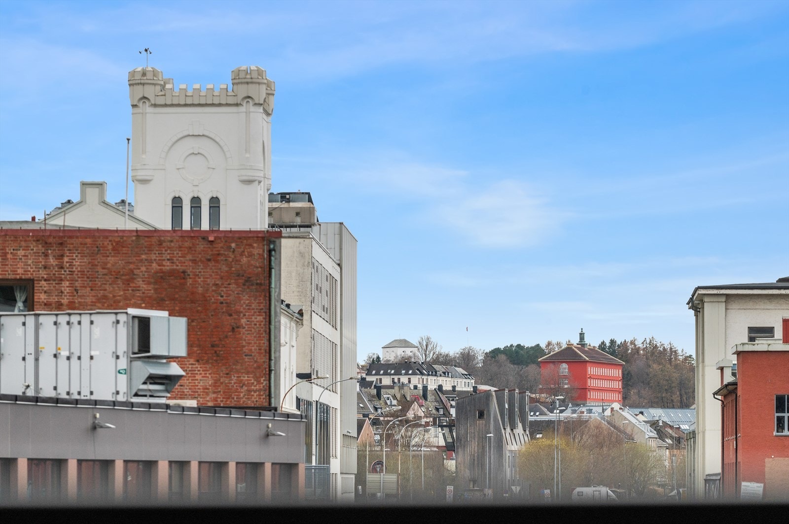 Fin utsikt fra balkongen med utsikt over festningen og Bispehaugen skole. Galleribilde