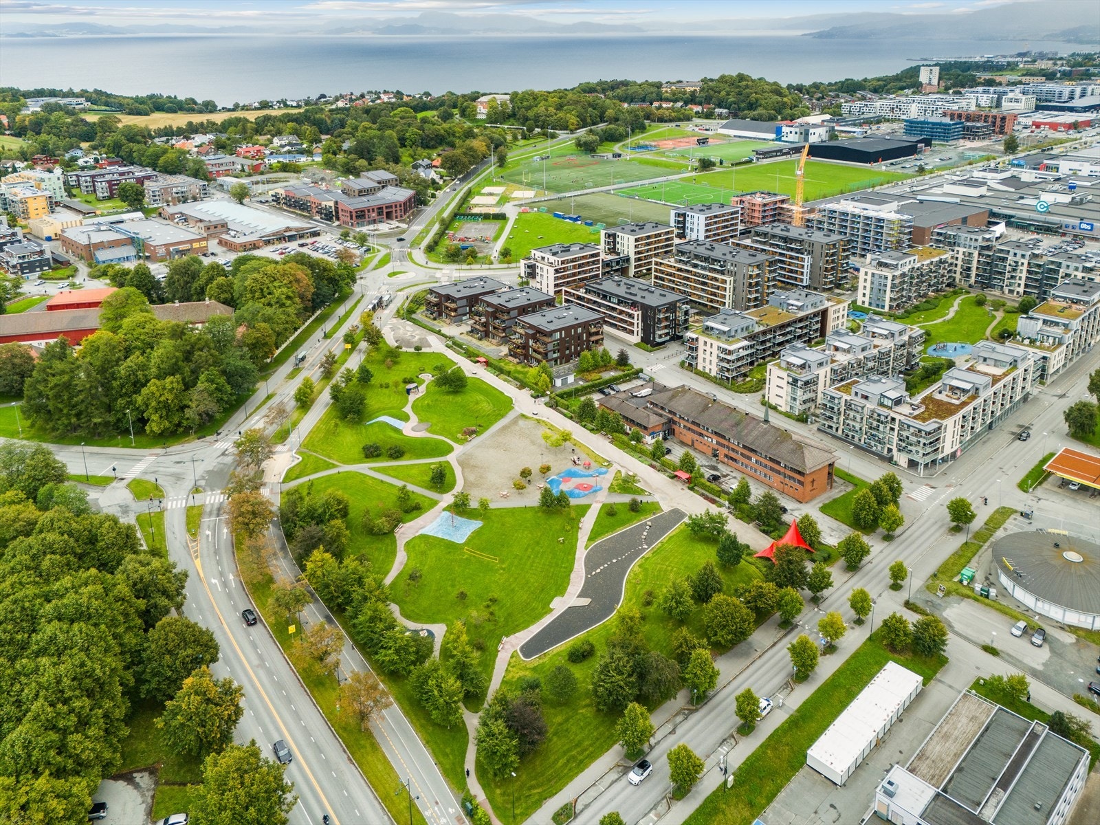 Ladeparken, med sine flotte grøntområder, ligger like ved leiligheten. I tillegg finner du Lade idrettspark kun et steinkast unna. Galleribilde