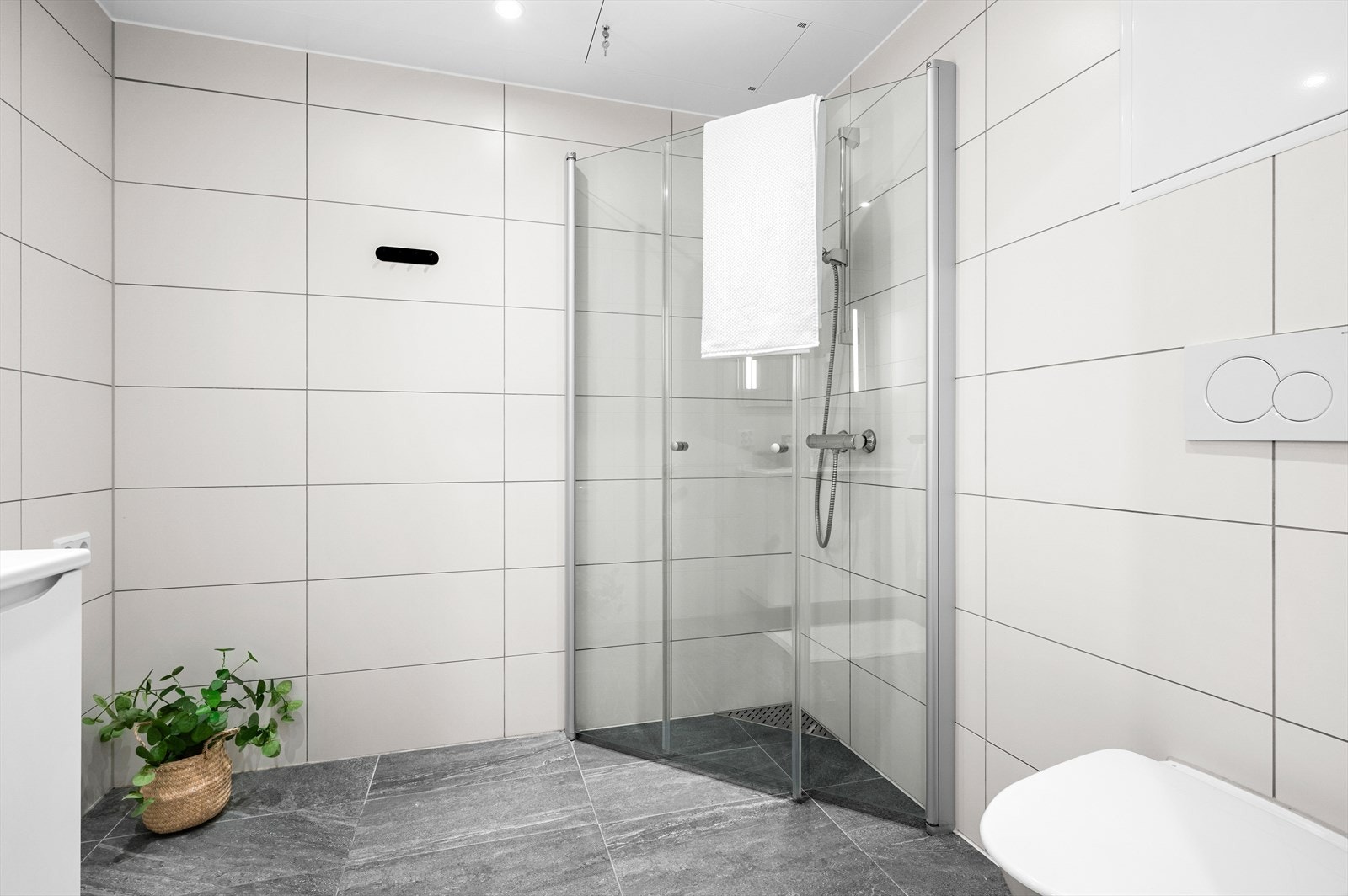 Svært tiltalende og moderne baderom på 4,4m², ilagt varme i gulv. Galleribilde