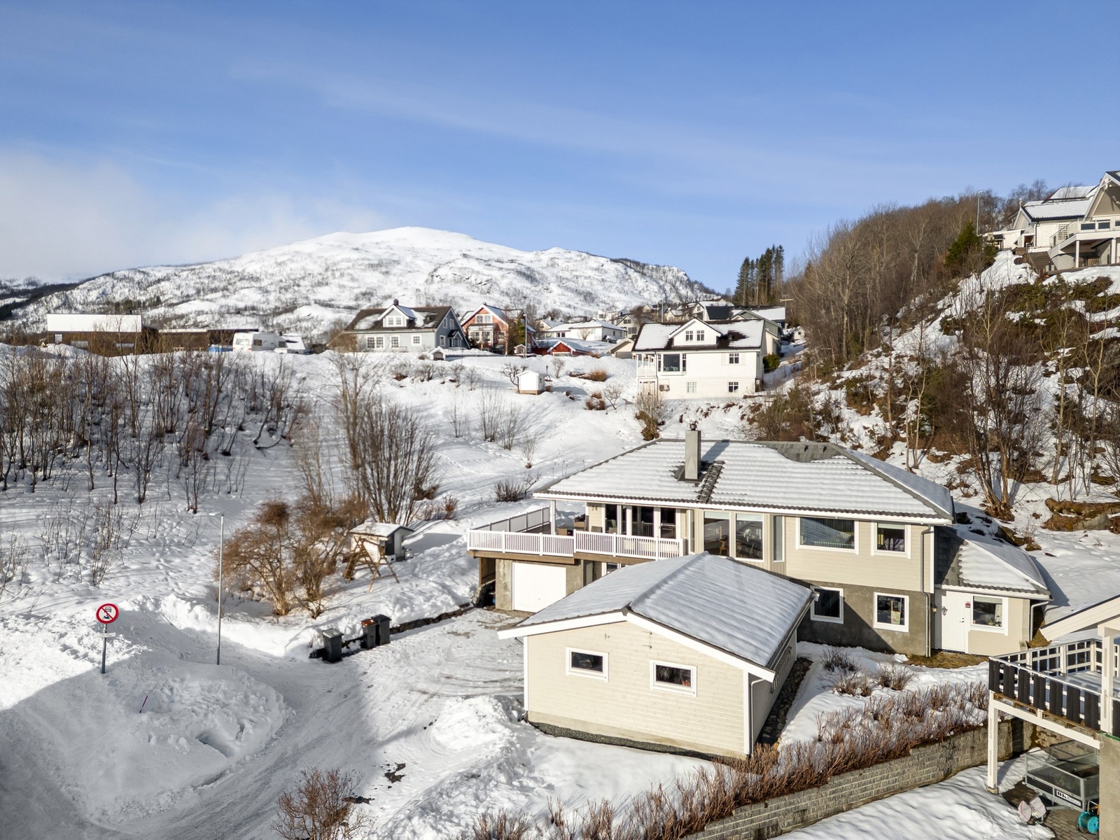 Eiendommen ligger meget fint plassert innerst i Rorhusveien Galleribilde