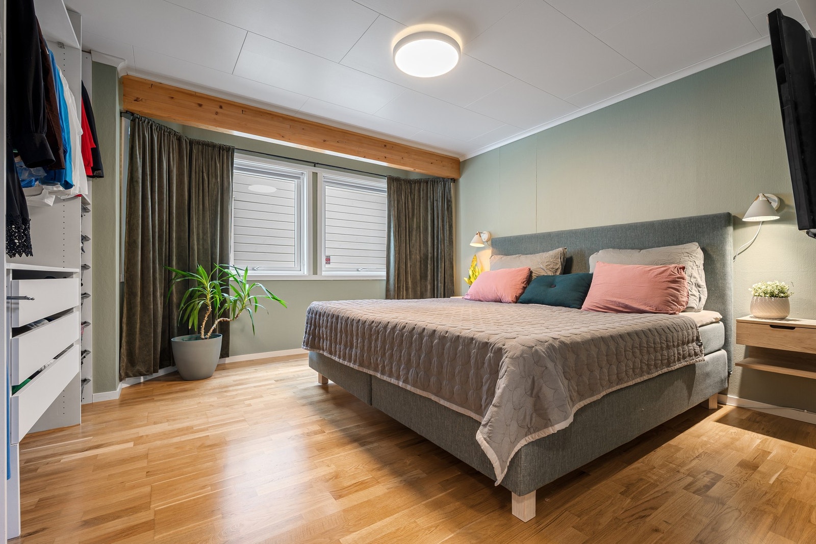 Hobby/disp i underetasjen som dagens eier benytter som soverom med stor garderobeløsning Galleribilde