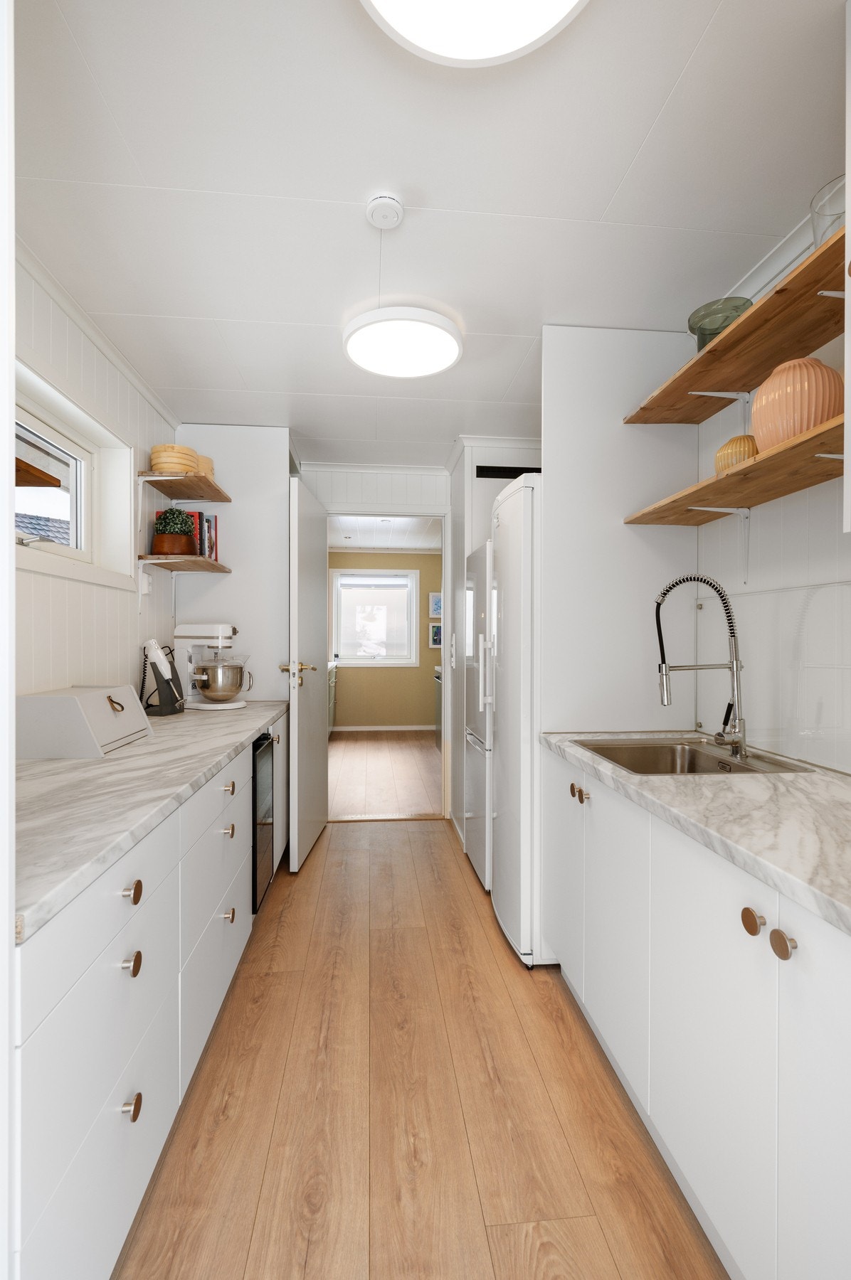 Grovkjøkkenet ligger i fin tilknytning til kjøkkenet Galleribilde