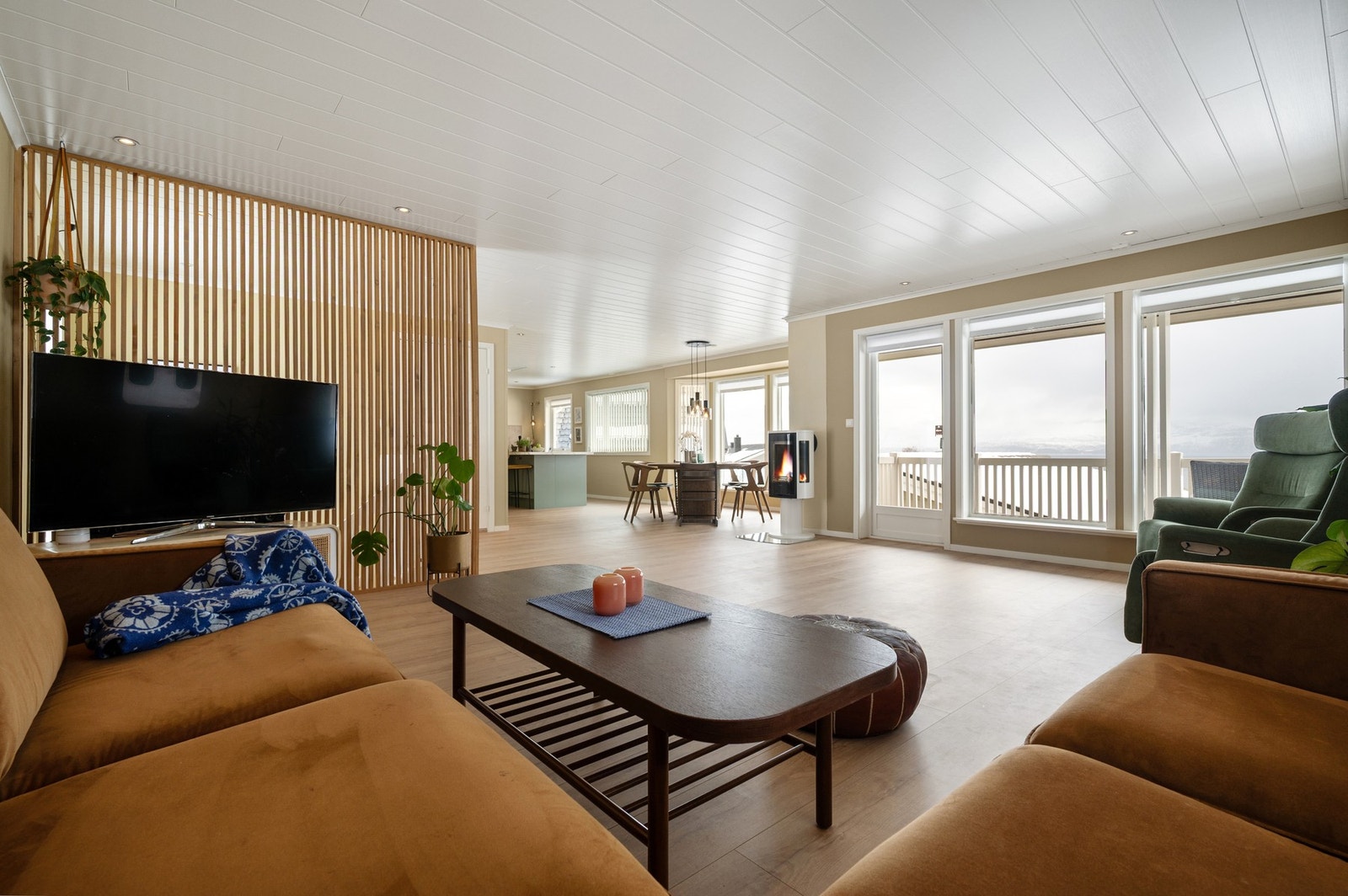 Den åpne planløsning og de store vindusflatene sørger for rikelig med naturlig lys Galleribilde