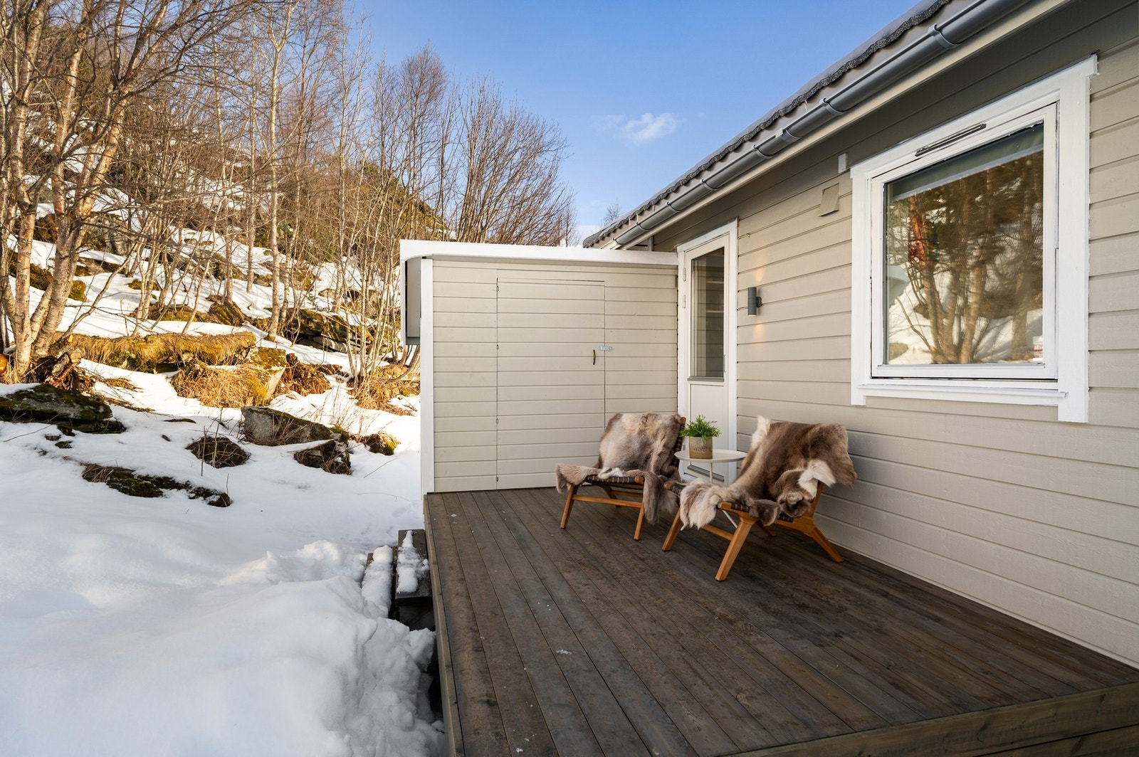 Veranda og bod på boligens bakside Galleribilde