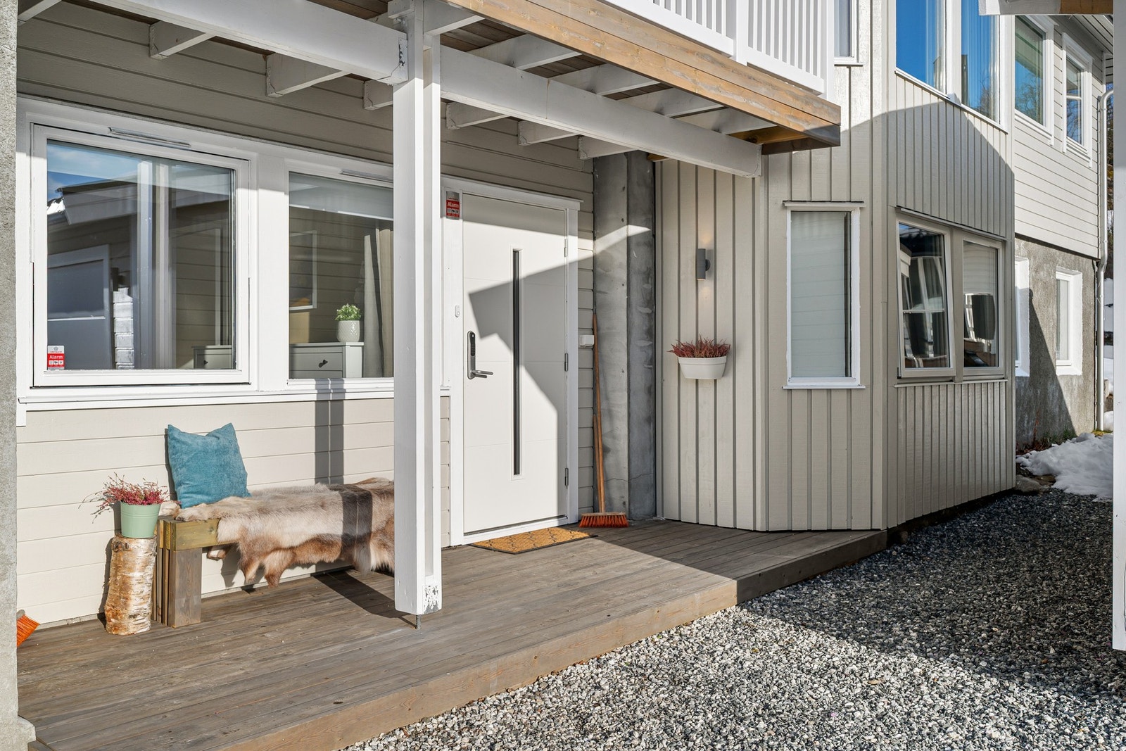 Terrasse i tilknytning til inngangspartiet Galleribilde