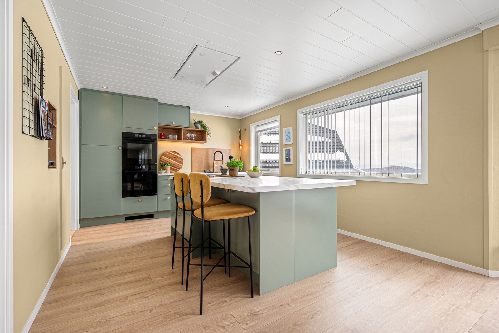 Pen kjøkkeninnredning fra 2021 med praktisk kjøkkenøy Galleribilde