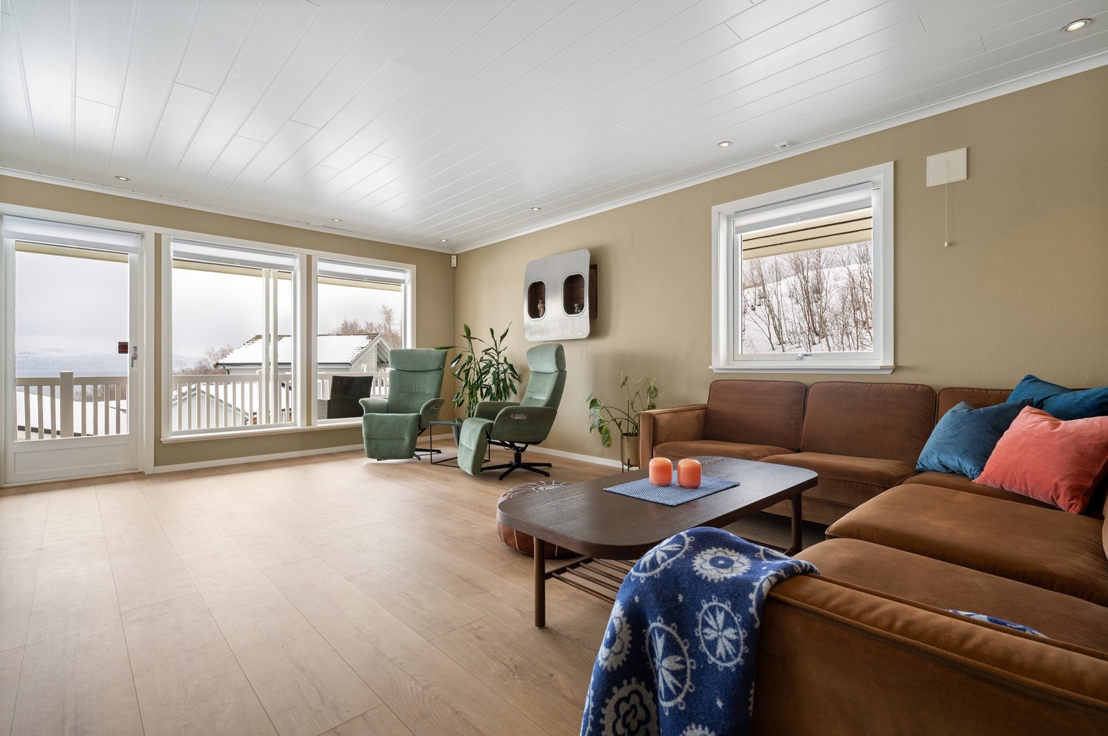 Fra stuen er det utgang til sørvendt veranda Galleribilde