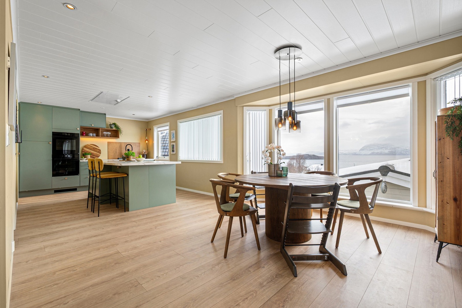 Spisestue og kjøkken i åpen og sosial løsning Galleribilde