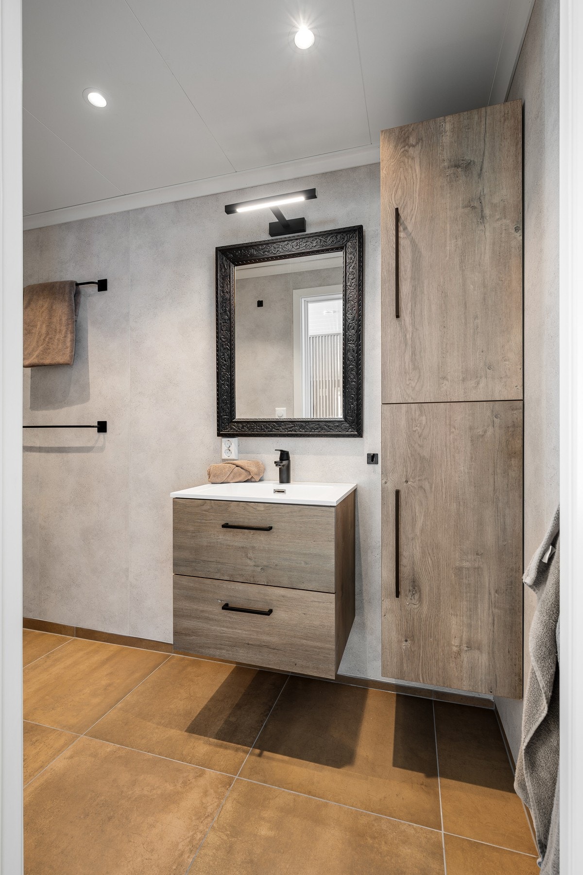 Fliser på gulv med varmekabler og pene overflater samt innredninger Galleribilde