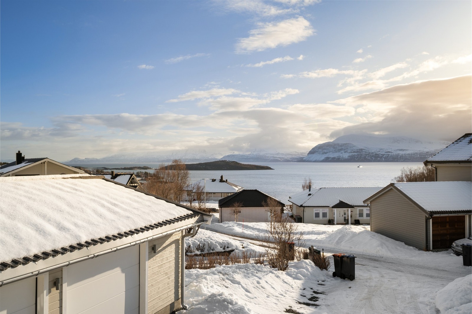 Beliggenheten byr på strålende utsikt mot hav og fjell Galleribilde