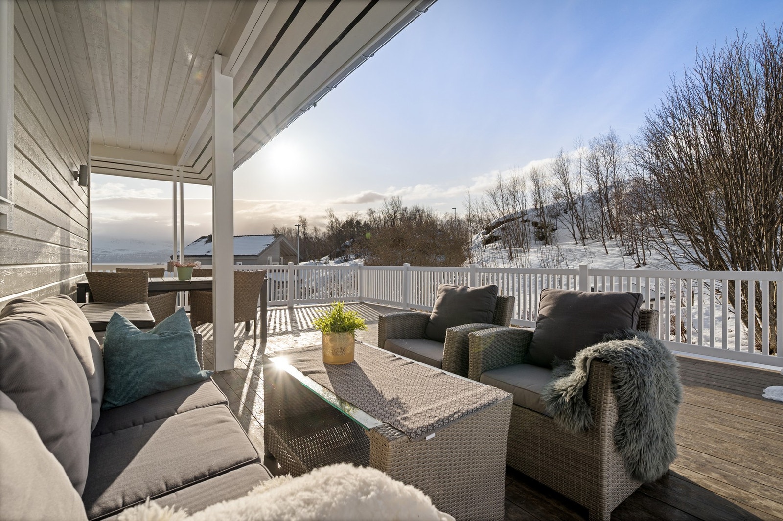 Her sitter du skjermet med gode solforhold og delvis takoverbygg Galleribilde