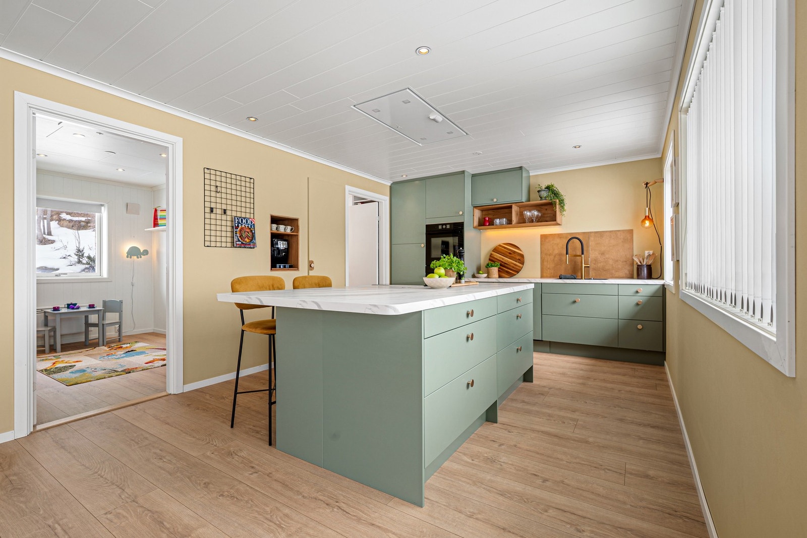 God oppbevaringsplass og benkeplass på kjøkkenet Galleribilde