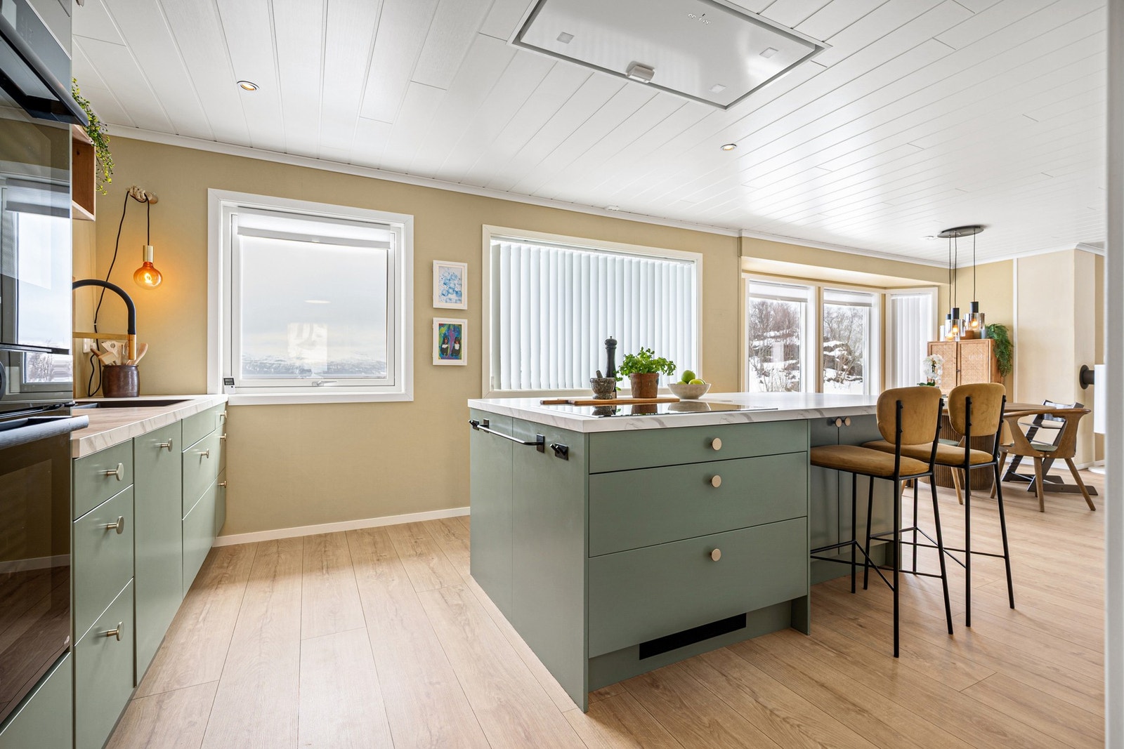 Det er kjøkkenventilator innfelt i tak med avtrekk ut Galleribilde