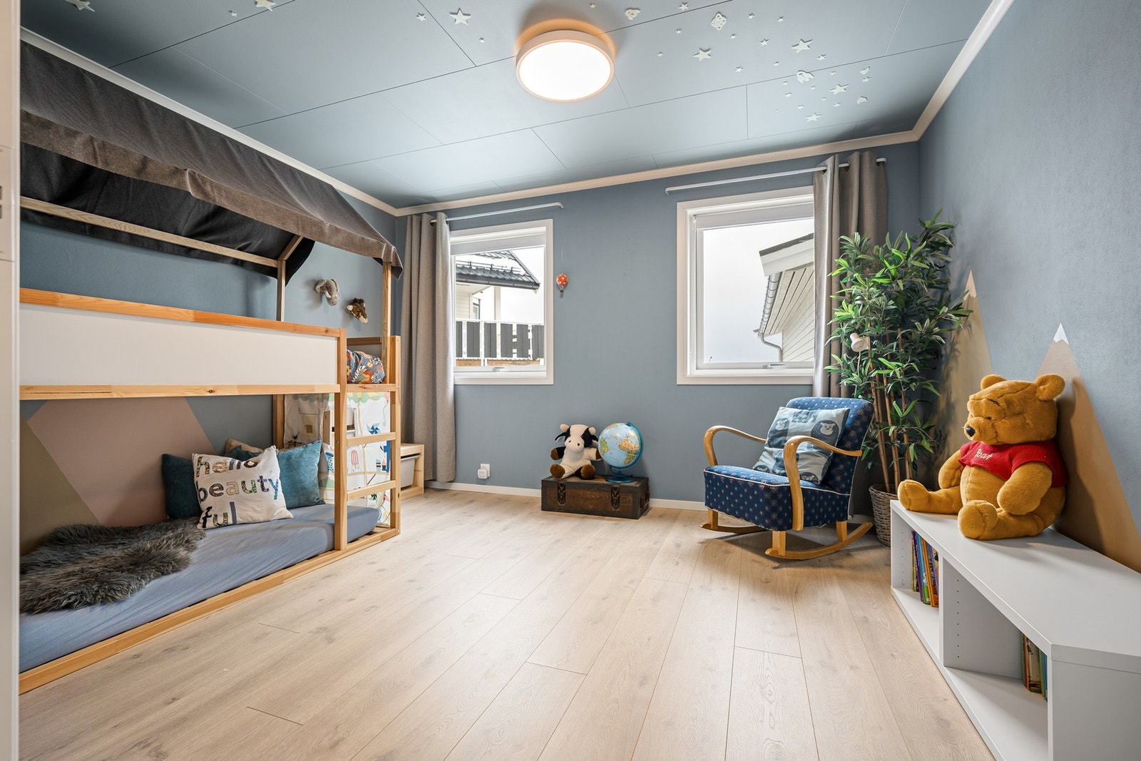 Romslig soverom i underetasjen Galleribilde