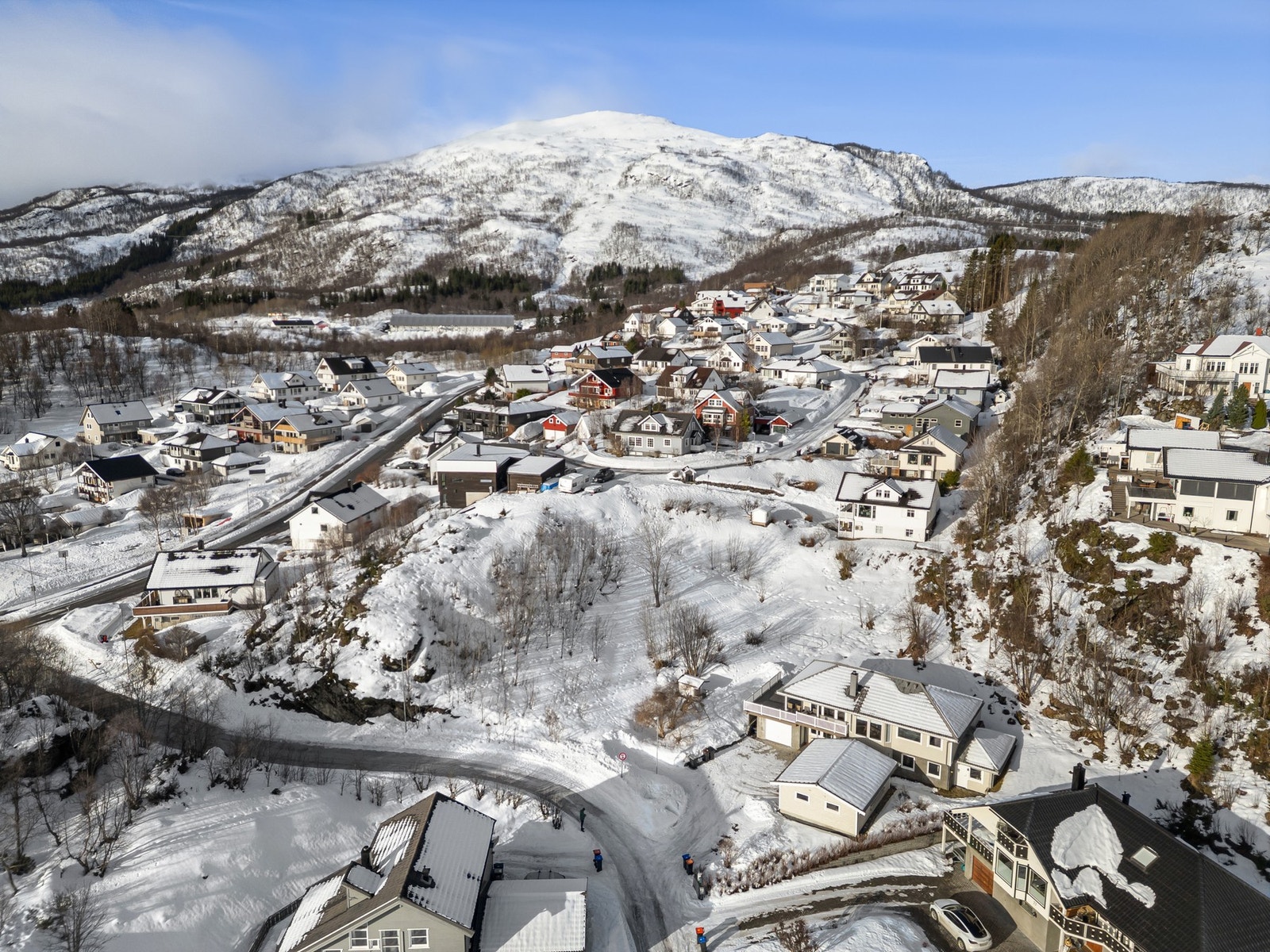 Eiendommen grenser til friareal. Kort vei til skole, barnehage og flotte turområder. Galleribilde
