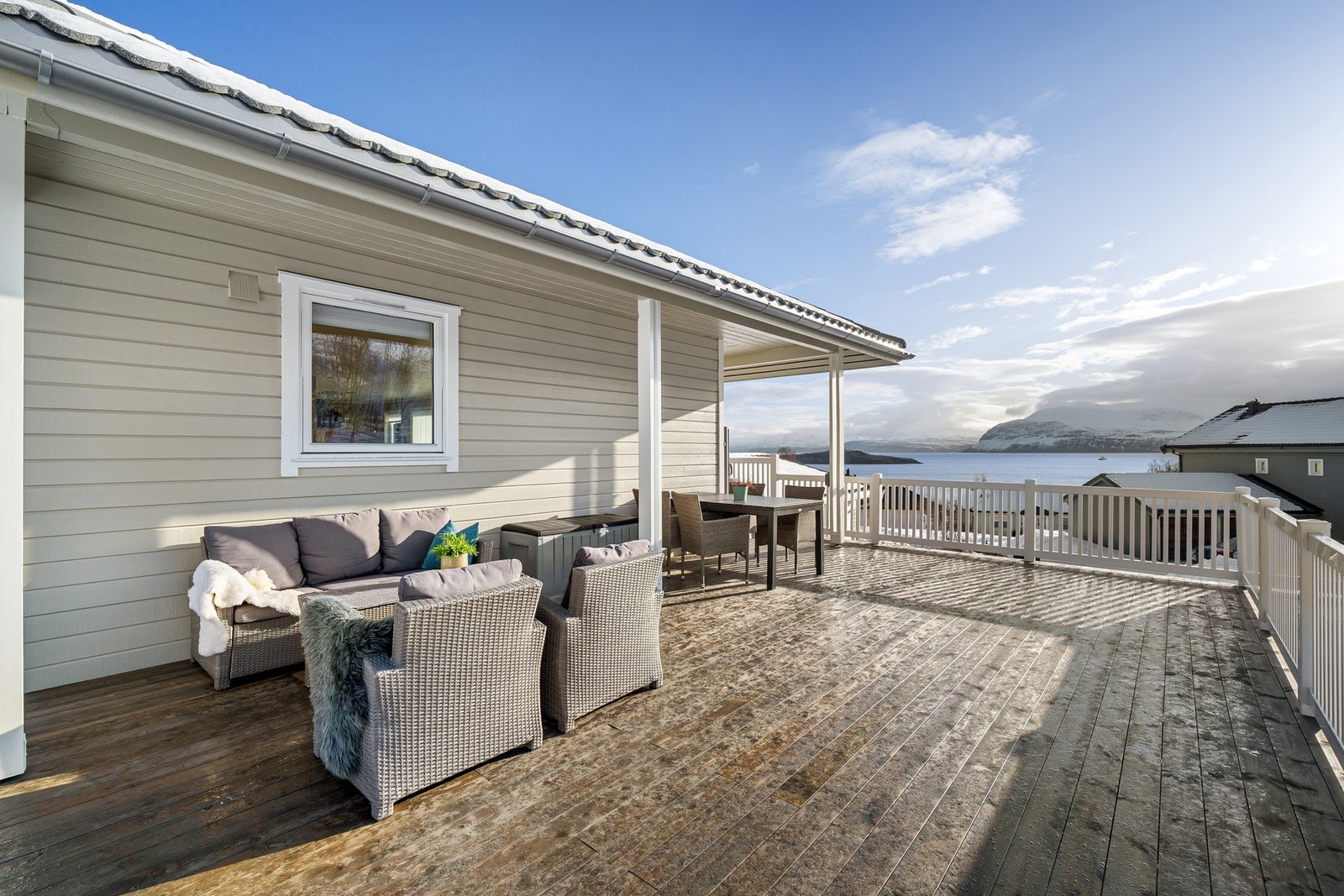 Stor veranda med utgang fra stuen Galleribilde