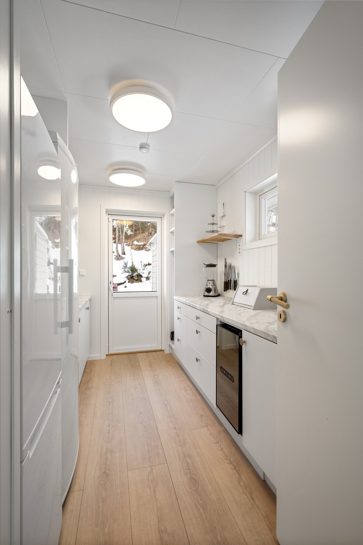 Videre får du svært praktisk grovkjøkken med utgang til veranda og hage Galleribilde