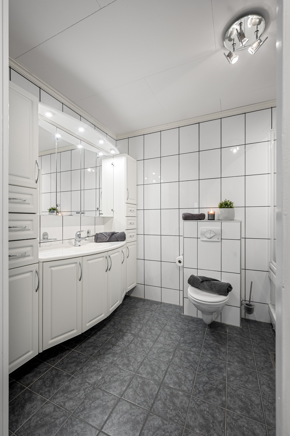 Flislagt bad i underetasjen fra 2002 Galleribilde