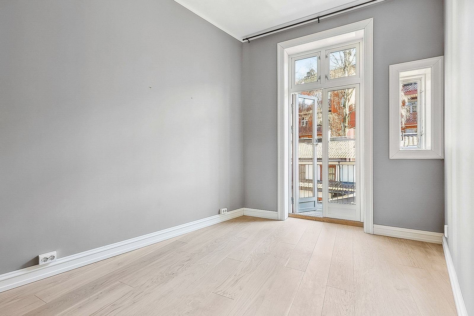 Lyst og romslig hovedsoverom med direkte adkomst til balkong. Galleribilde