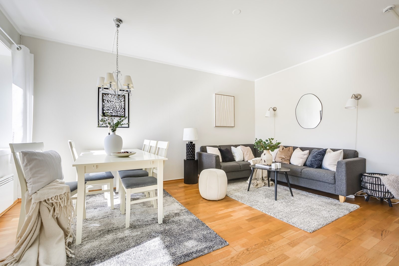 Trivelig og romslig stue med rikelig plass til en komfortabel sofaseksjon og større spisebord Galleribilde