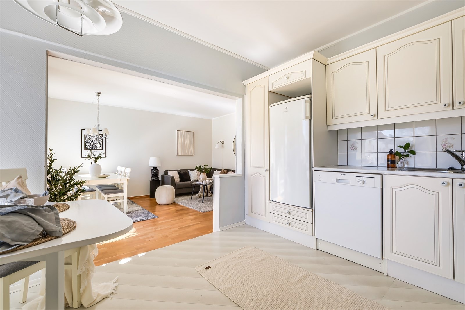 Gulvene på soverommene har 3-stavs laminatgulv, i entré og på kjøkkenet er av belegg, øvrige rom har 3-stavs eikeparkett, mens badet kombinerer fliser Galleribilde