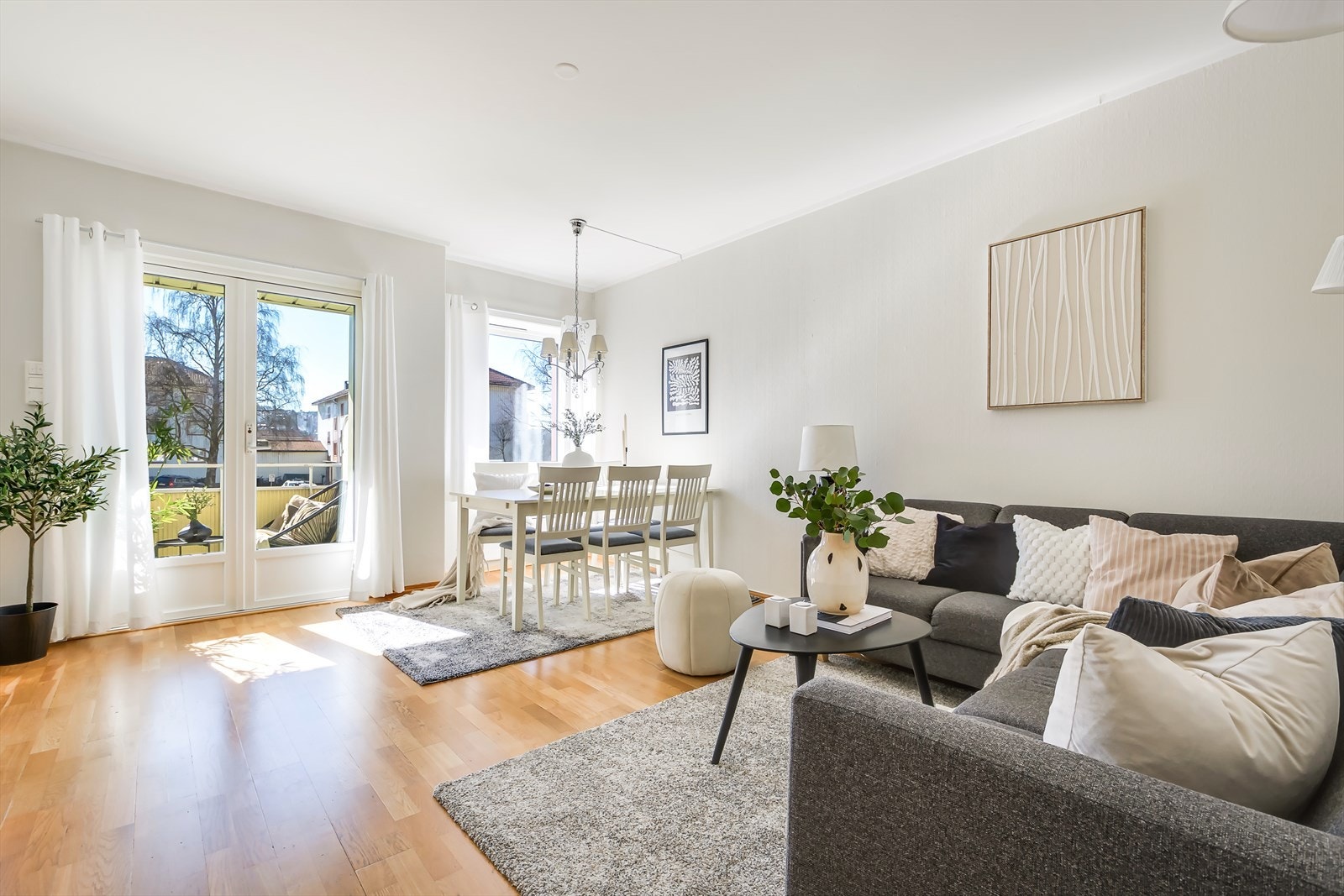 Stuen tilføres gode mengder naturlig lys via store vindusflater som gir godt med naturlig dagslys og en luftig romfølelse Galleribilde