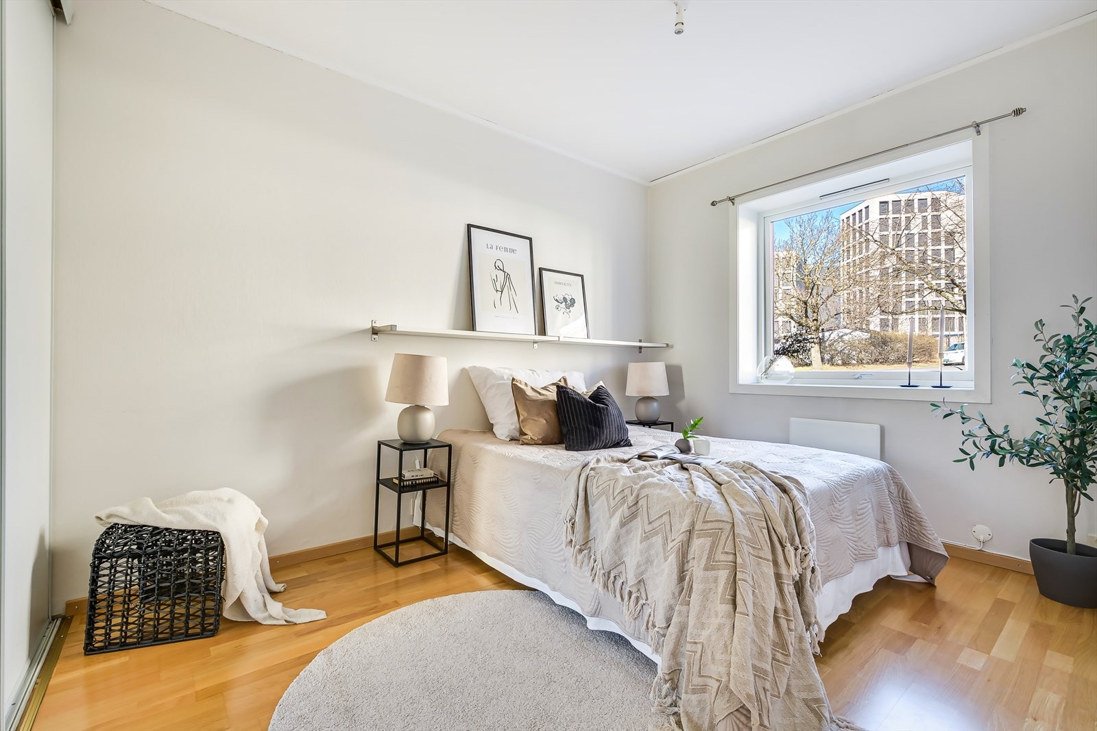 Hovedsoverommet det er god plass til dobbeltseng, nattbord og et ekstra oppbevaringsmøblement Galleribilde