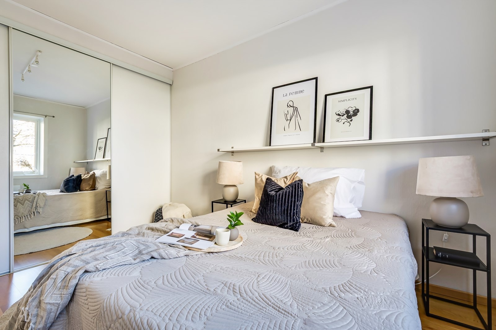 Det oppleves som meget romslig og har en praktisk skyvedørsgarderobe langs den ene veggen som gir godt med klesoppbevaring Galleribilde