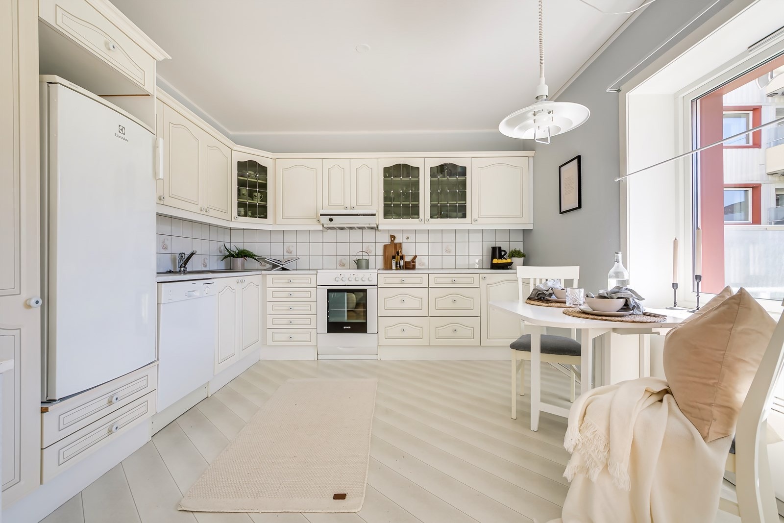 Kjøkkenet har godt med både skap- og benkeplass Galleribilde