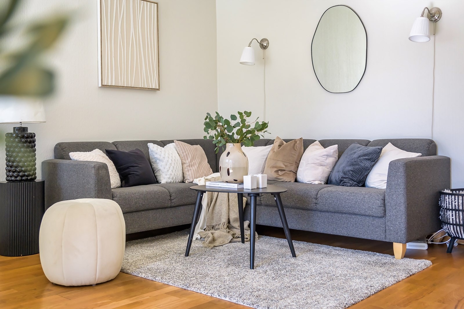 Veggene i boligen er i malt tapet, mens badet har fliser Galleribilde