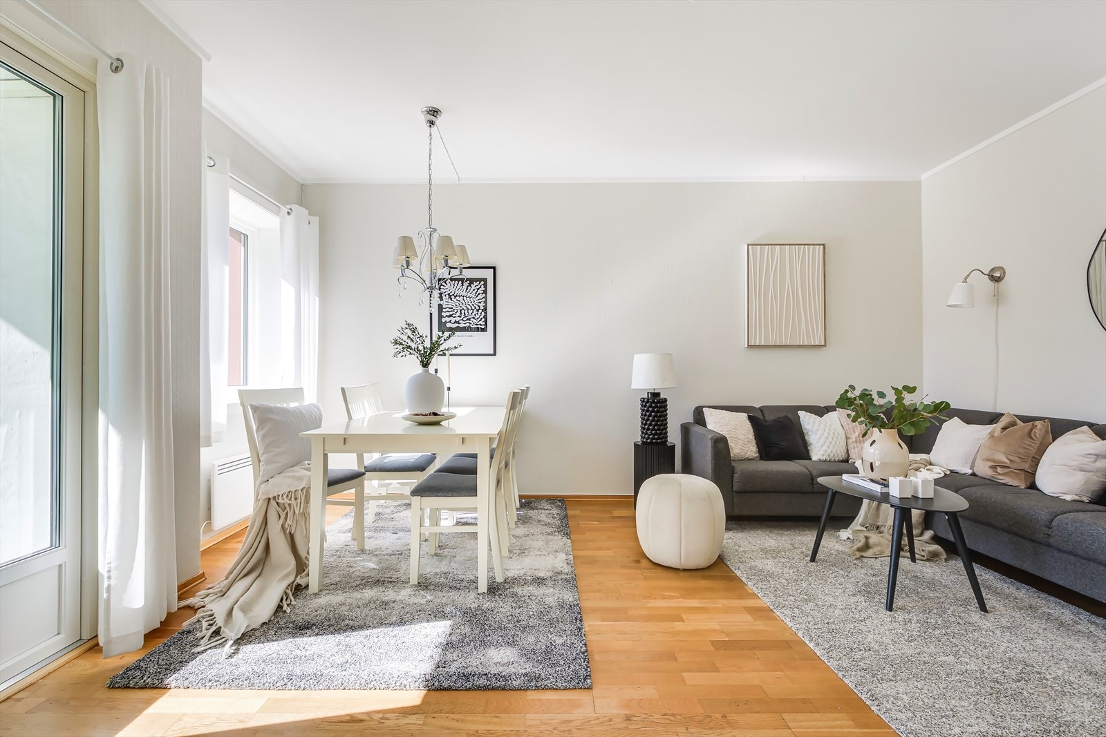 Gulvene på soverommene har 3-stavs laminatgulv, i entré og på kjøkkenet er av belegg, øvrige rom har 3-stavs eikeparkett, mens badet kombinerer fliser Galleribilde