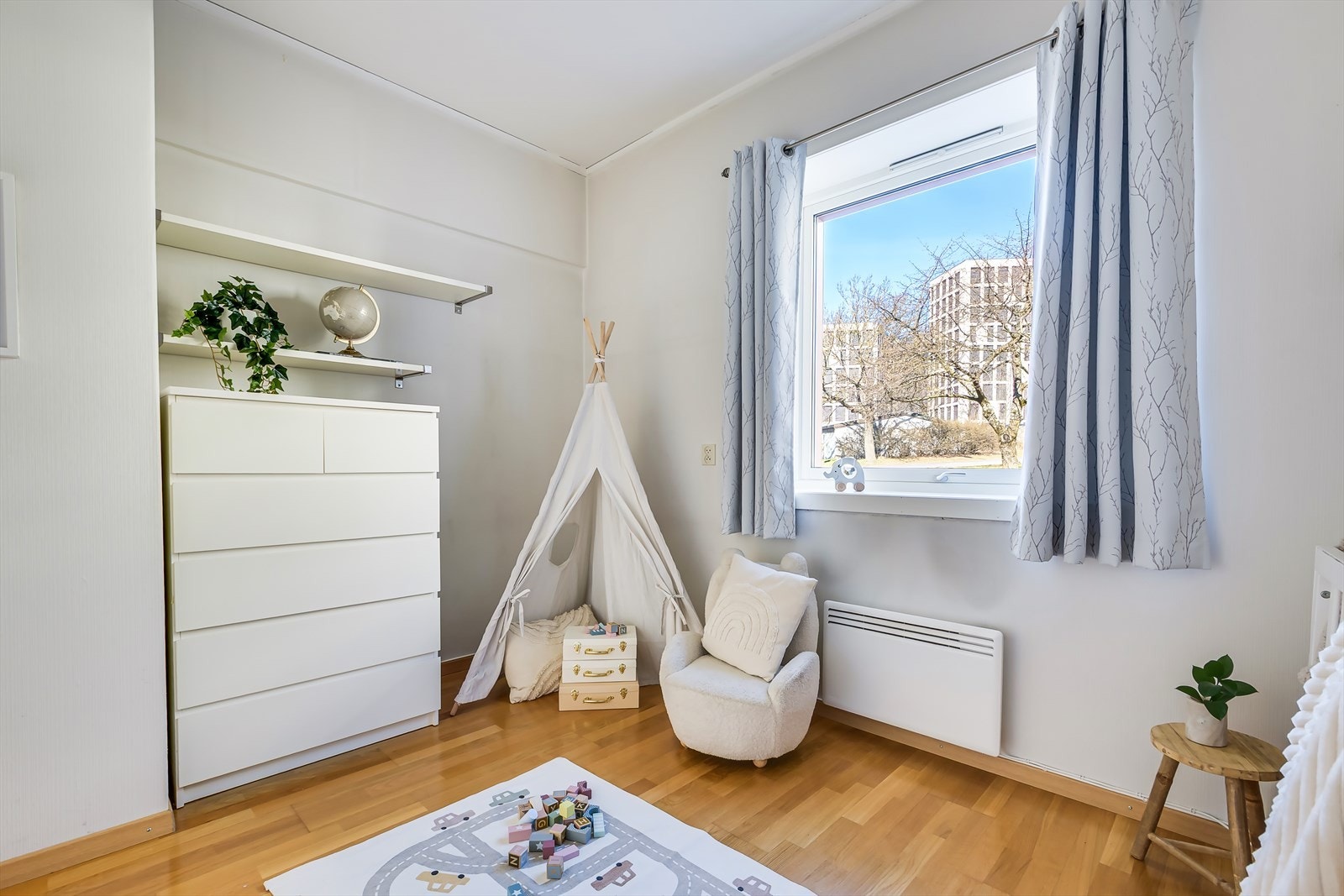 Det er god plass til en stor seng, skrivebord eller kommode. Det er også plass for garderobeløsning etter behov og ønske Galleribilde