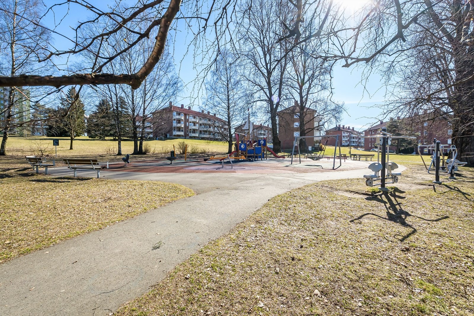 Borettslaget har et pent opparbeidet fellesområde med asfalterte internveier, lekeplasser, benker/sittegrupper samt store grøntarealer med gress, prydbusker, trær og busker Galleribilde