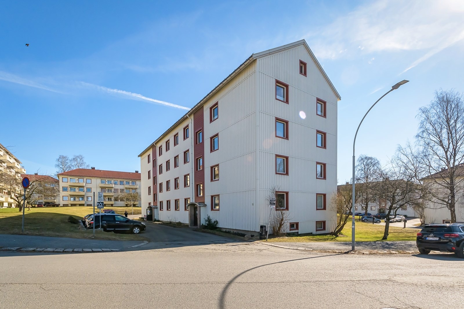Boligblokk bygget i 1951. Boligblokk på 4 etasjer med kjeller og loft. Boligen disponere én loftsbod på 10m² m/skråtak (BRAe=7m²), og to kjellerboder på henholdsvis 5m² og 2m². Bodene er merket med 117 Galleribilde