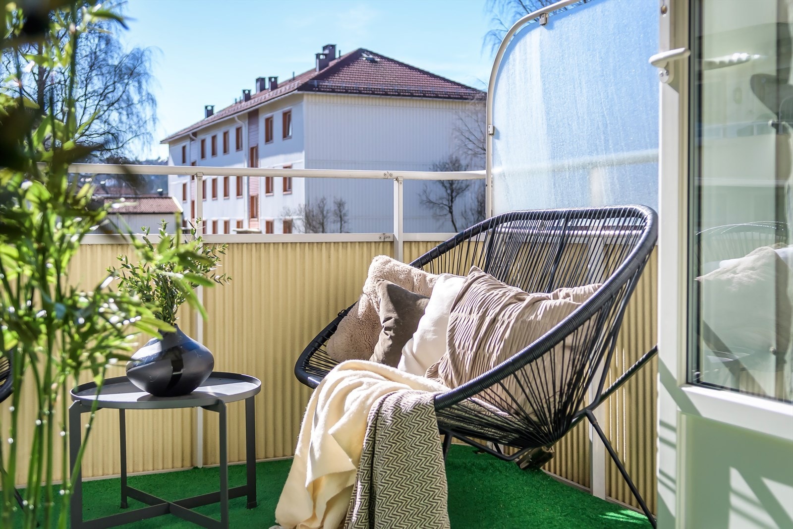 Direkte sol på balkongen for mars 06:30 - 18:30, juni 08:30 - 18:30, og desember 09:30 - 15:00, ca.. Se nabolagsprofil på finn for illustrasjon Galleribilde