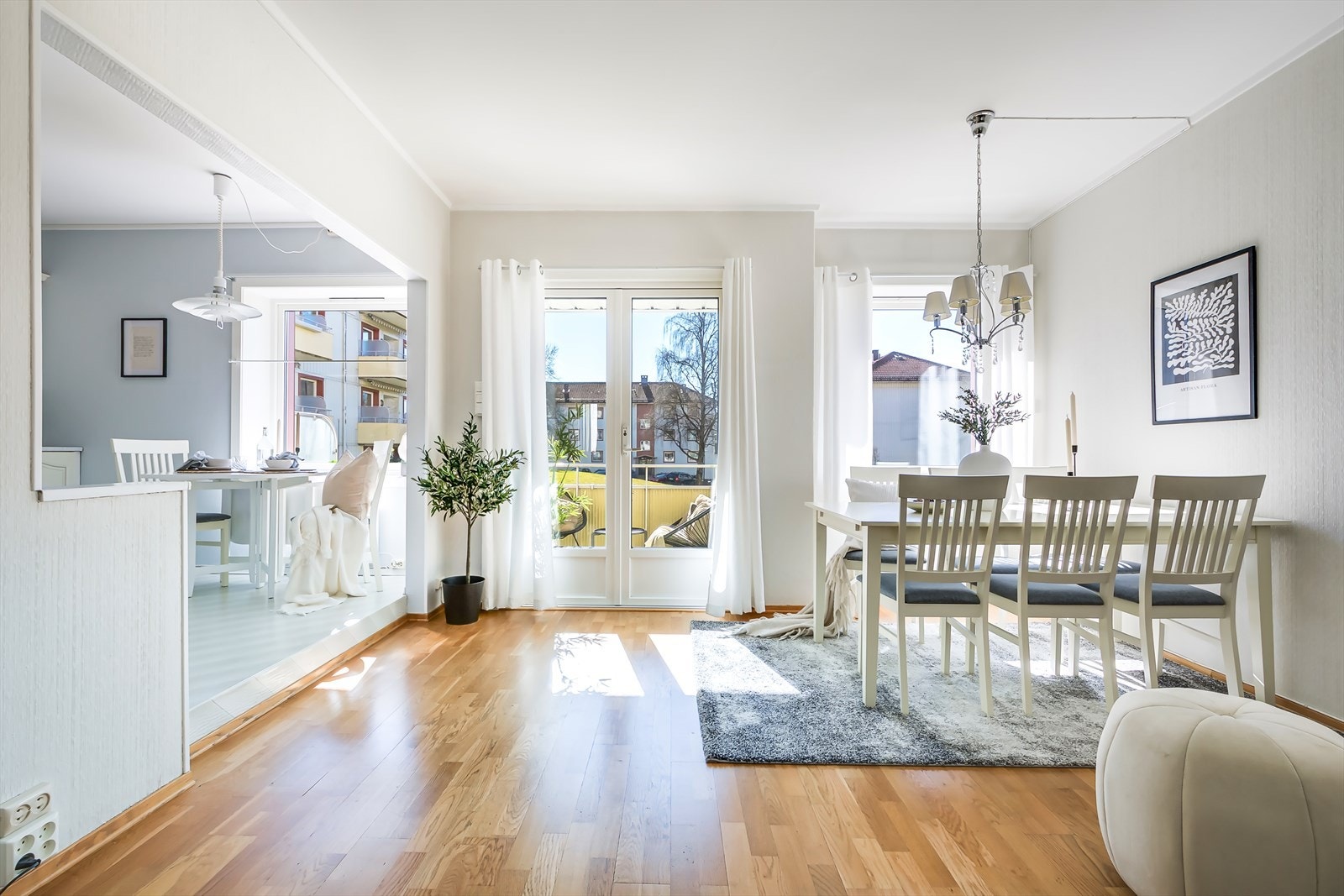 På sommerstid fungerer balkongen som en forlengelse av stuen, i den ellers romslige leiligheten Galleribilde