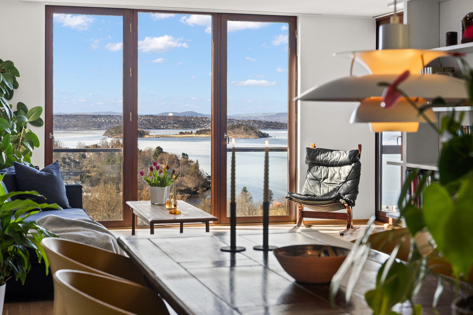 Romslig stue med spektakulær fjordutsikt. Galleribilde