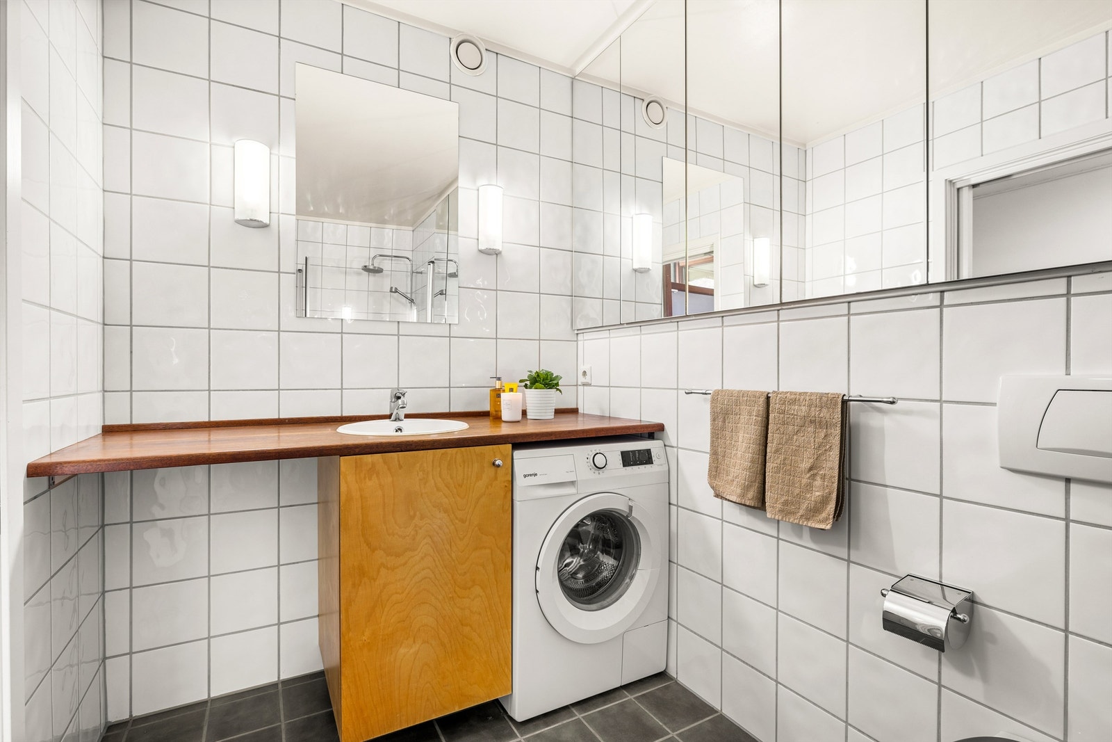 Bad med tidløse farger og innredning Galleribilde