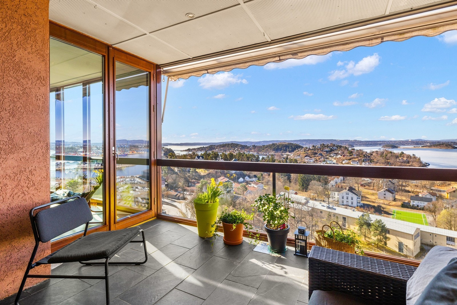 Balkongen er helt usjenert med vidstrakt utsikt Galleribilde